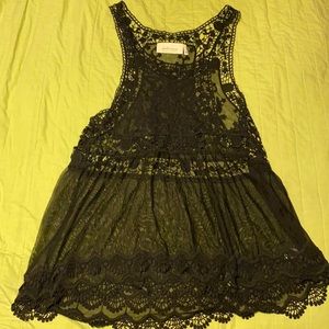 Nwot labellum Hillary Scott lace layering top